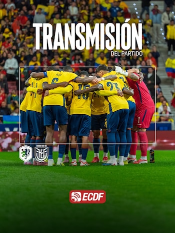Futbolistas de la selección de Ecuador se abrazan en el campo de juego. Arriba, texto 'TRANSMISIÓN DEL PARTIDO'. Abajo, logos de KNVB, FEF y ECDF