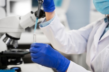 Científicos trabajando en un laboratorio (Magnific)