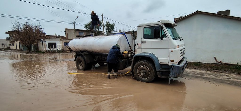 Utilizaron camiones para extracción de agua a limpieza de cámaras y desagües (Municipio de Cipolletti)