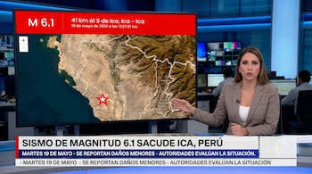 Una presentadora de noticias en un estudio frente a una pantalla grande con un mapa que muestra el epicentro de un sismo M 6.1 en la costa de Ica, Perú.