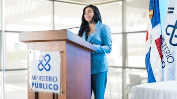 La procuradora Yeni Berenice Reynoso presenta el reglamento que habilita el retiro a fiscales con 60 años (Foto cortesía Procuraduría General)