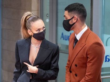 Ester Expósito y Alejandro Speitzer