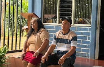 Sus padres destacan el esfuerzo hecho por su hija a través de tantos años de estudio. Crédito: UNED