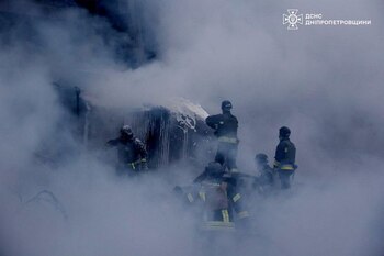 Bomberos trabajan en el lugar de un ataque con misiles rusos en la región de Dnipró (Servicio de prensa del Servicio Estatal de Emergencias de Ucrania en la región de Dnipró/Handout via REUTERS)