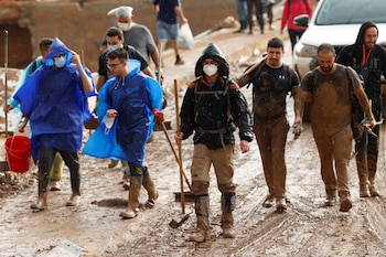 Varias personas caminan en una