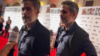A pesar de intentar retomar el encuentro con los medios, el actor señaló la dificulta de responder con normalidad tras la agresión sufrida segundo antes.
