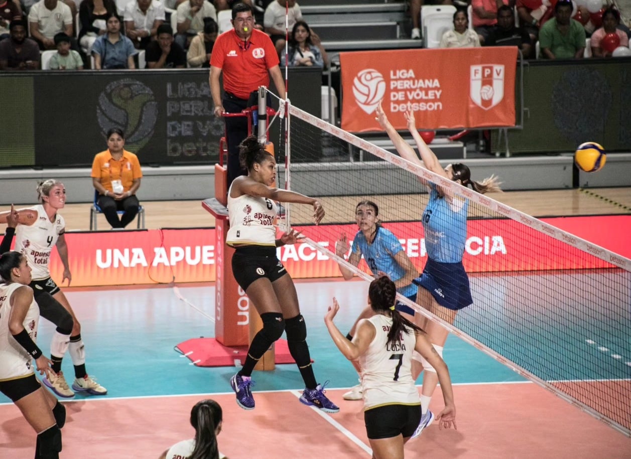 El bloqueo de Universitario fue fundamental para neutralizar los ataques de Regatas y mantener la ventaja en el marcador