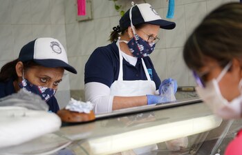 Una mujer compra pescado en
