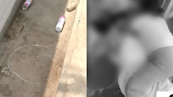 Suelo con una marca circular de tiza y botes de aerosol junto a una imagen difuminada de personas tendidas en el pavimento