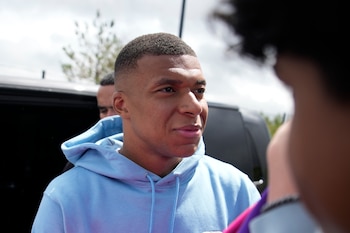 Mbappé a las afueras de París a finales de julio (AP Foto/Lewis Joly)