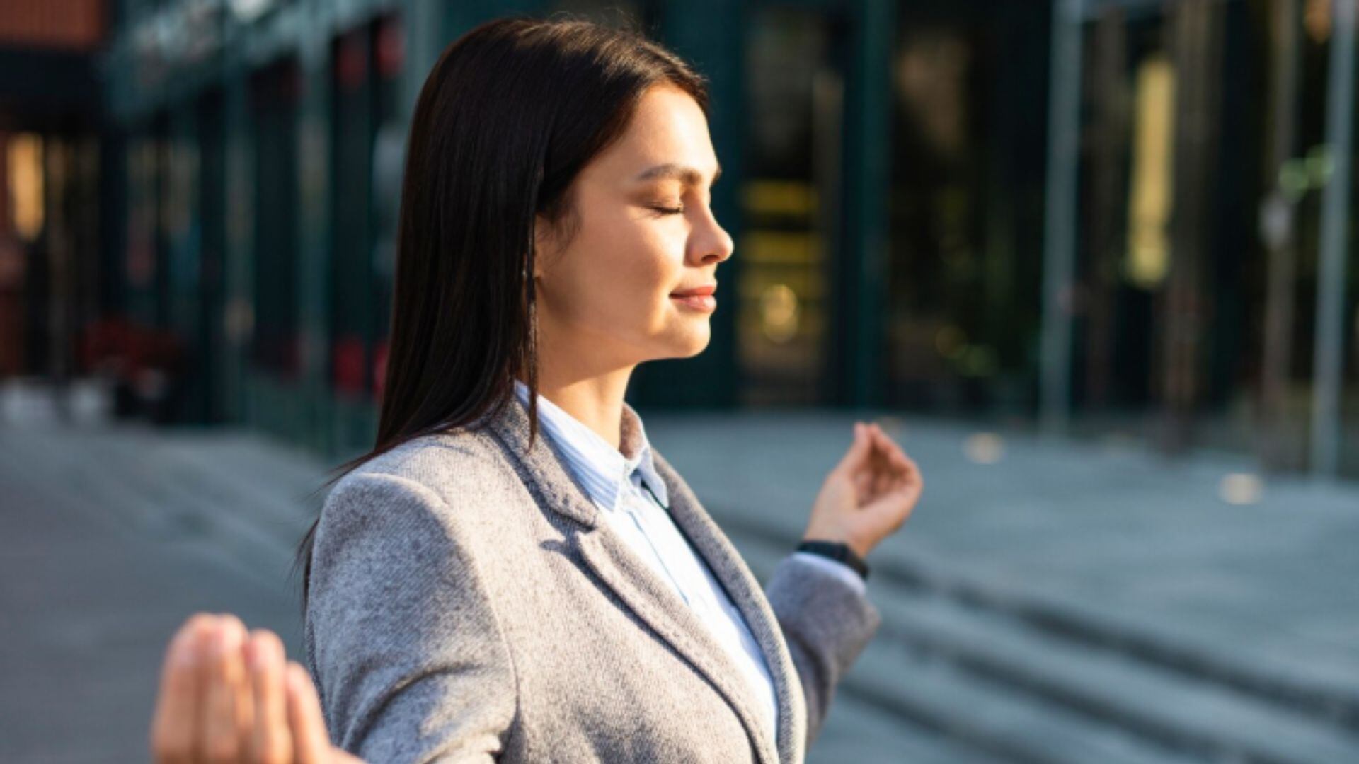 La respiración profunda y consciente ayuda a contrarrestar los mareos cuando estos tienen origen en el estrés (Freepik)