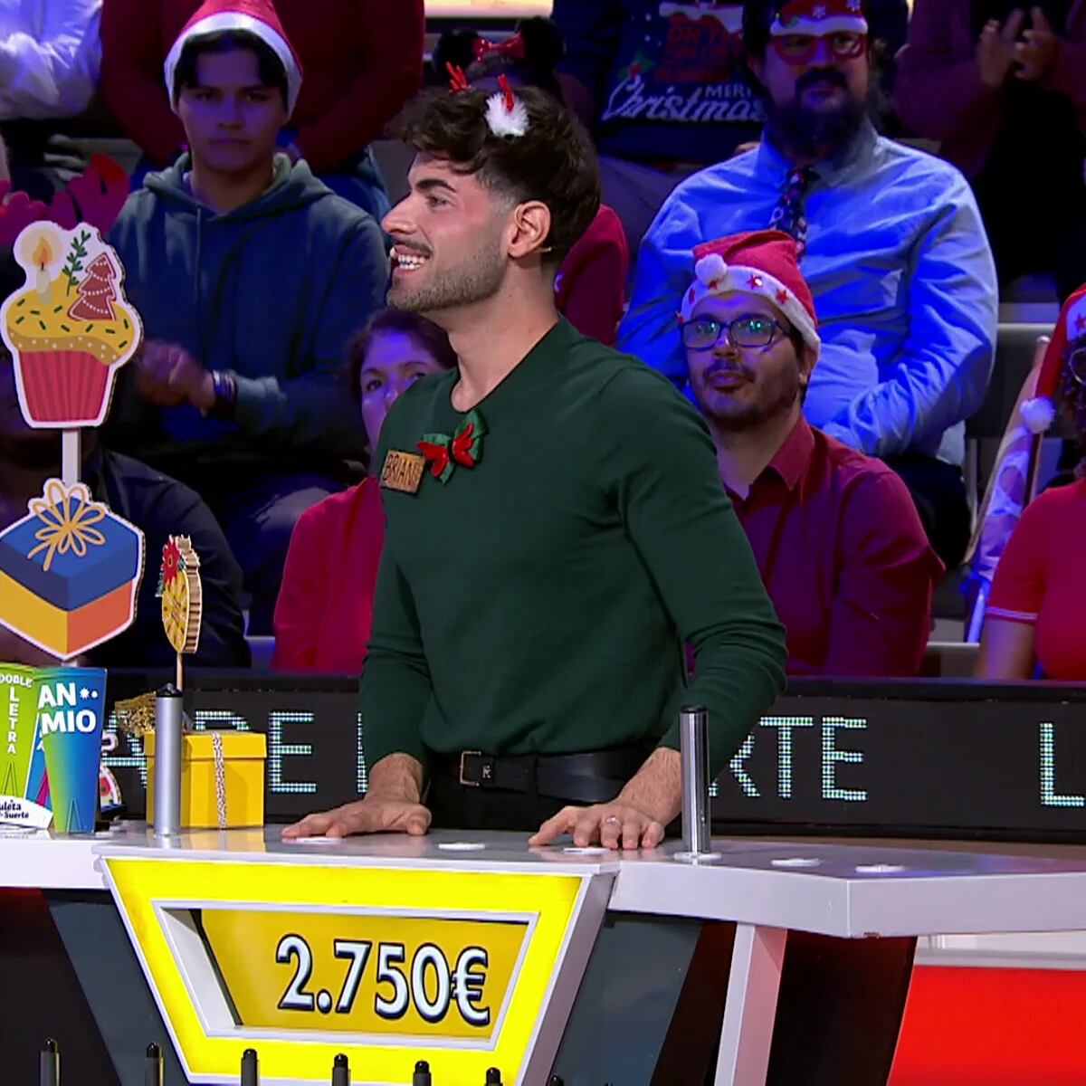 Brian pasa de concursante a azafato en 'La ruleta de la suerte' (Atresmedia)