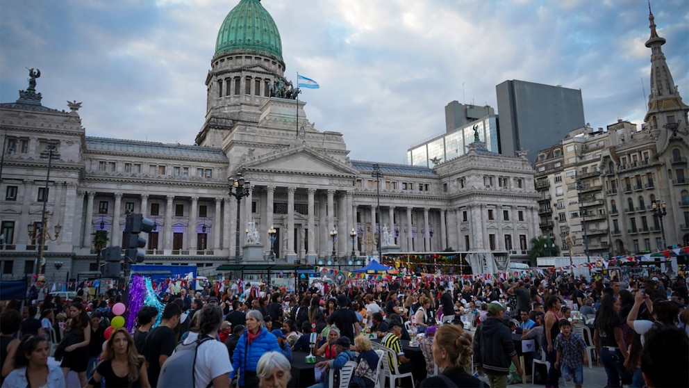 "Ninguna familia sin Navidad": una mesa solidaria frente al Congreso en tiempos de deshumanización 8 MTE Solidaridad Congreso Navidad