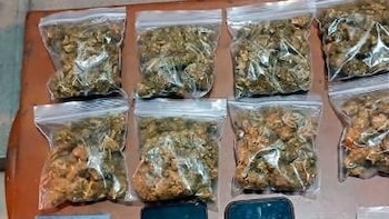 Autoridades decomisan nueve paquetes grandes de marihuana y metanfetamina en la capital salvadoreña