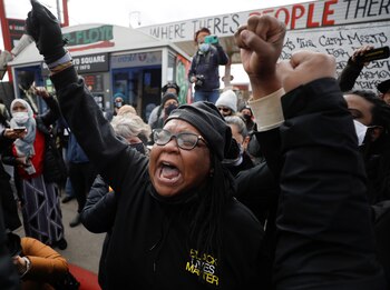 Un grupo de personas reacciona