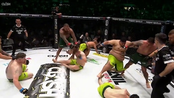 Dos peleadores se enfrentaron a ocho rivales a la vez en una exótica pelea de MMA que terminó en 30 segundos