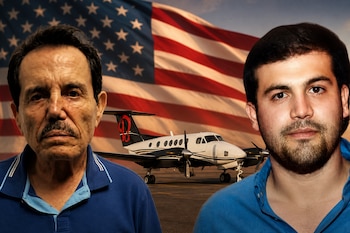 Retratos de Ismael Zambada y Joaquín Guzmán López con una avioneta en el centro y una bandera de Estados Unidos al fondo.