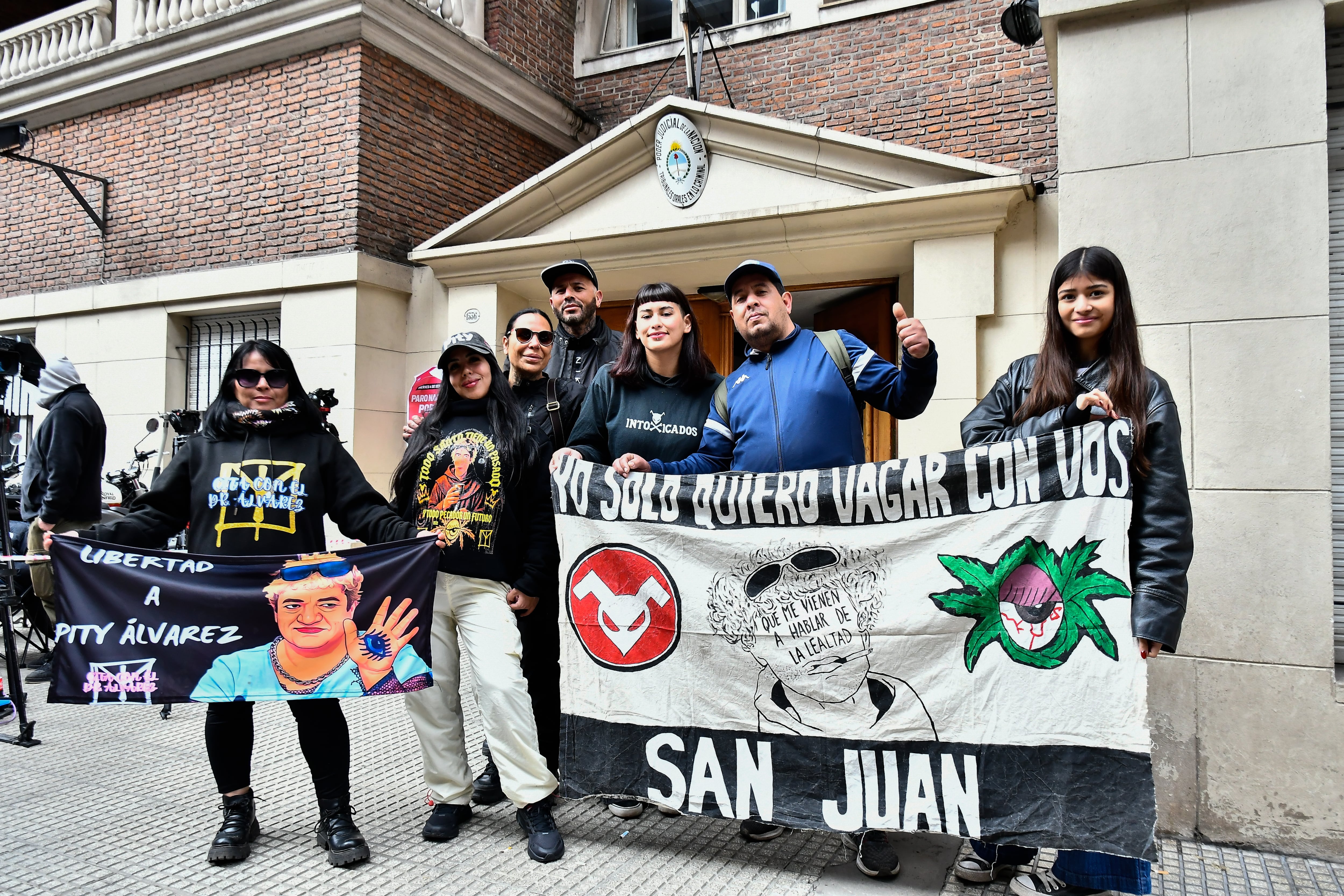 Fanáticos del músico en la puerta del palacio judicial (RSFotos)