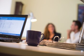 Zum Themendienst-Bericht vom 30. März 2020: Einen allgemeinen Anspruch auf Homeoffice gibt es nicht. Wenn der Arbeitgeber keine entsprechende Vereinbarung getroffen hat, müssen Angestellte weiterhin ins Büro kommen.