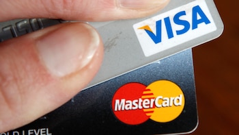 Investigan a Visa y Mastercard