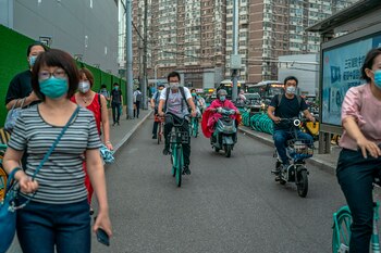 Gente cubierta con mascarillas camina