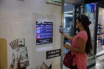 Una mujer fotografía una pizarra