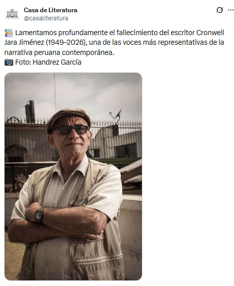 El escritor peruano Cronwell Jara Jiménez posa para un retrato con los brazos cruzados, vestido con camisa beige y un chaleco sobre una terraza urbana.