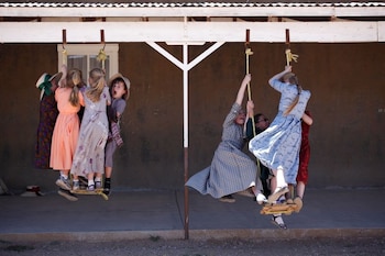 Imagen de archivo. Niñas juegan