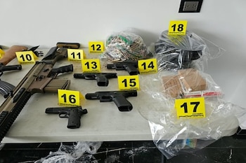 En el sitio fueron localizadas ocho armas largas y cuatro armas cortas, además de 21 cargadores y 500 cartuchos de distintos calibres. (Crédito: Gabinete de Seguridad)