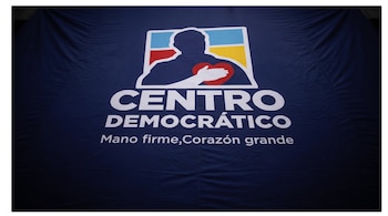 Banner azul. Logotipo de silueta de persona con mano en corazón rojo. Texto "CENTRO DEMOCRÁTICO" y lema "Mano firme, Corazón grande".