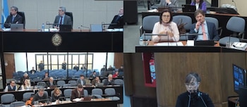 Cuatro paneles muestran una audiencia judicial. Dos hombres en un estrado con bandera argentina. Una mujer y un hombre en mesa. Sala con asistentes. Una mujer habla por micrófonos