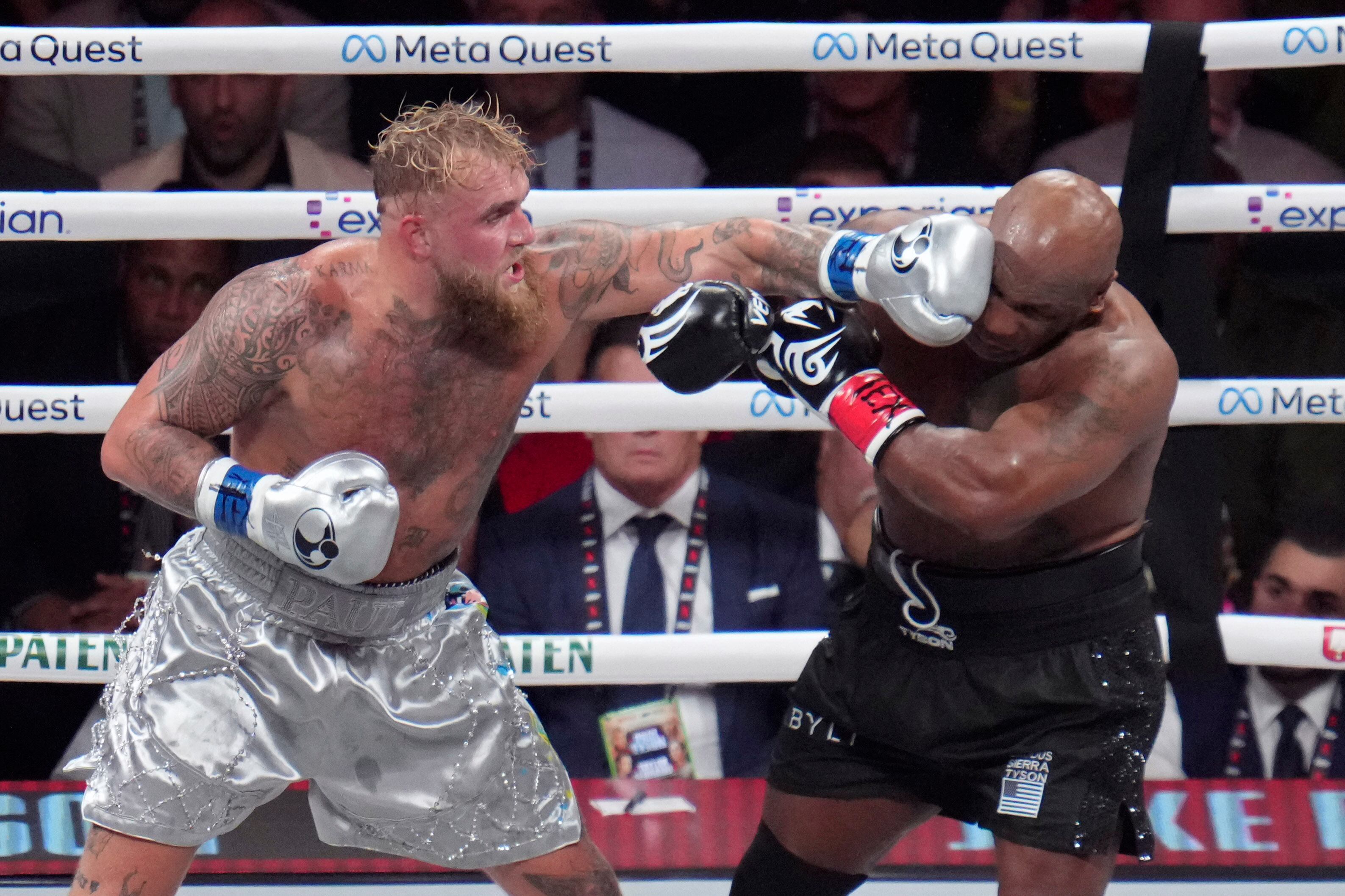 Jake Paul lanza un golpe contra Mike Tyson durante su combate en la categoría de los pesados, el viernes 15 de noviembre de 2024, en Arlington, Texas (AP Foto/Julio Cortez)