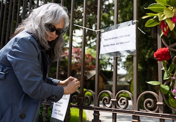 Una mujer no identificada fija
