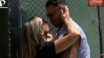 El exfutbolista vivió un momento emotivo al abrazar a su madre, hermanas y novia después de semanas de aislamiento en 'La Granja VIP Perú'. Youtube