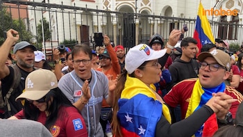 Venezolanos en Perú celebran caída