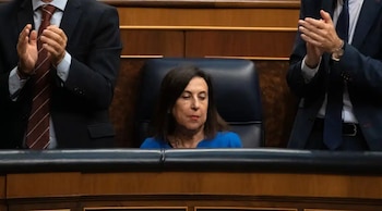 Margarita Robles sentada en su escaño en el Congreso tras una intervención de Pedro Sánchez. (Fernando Sánchez / Europa Press)
