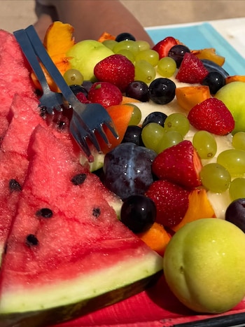 Sandía, uvas, frutilla y durazno,