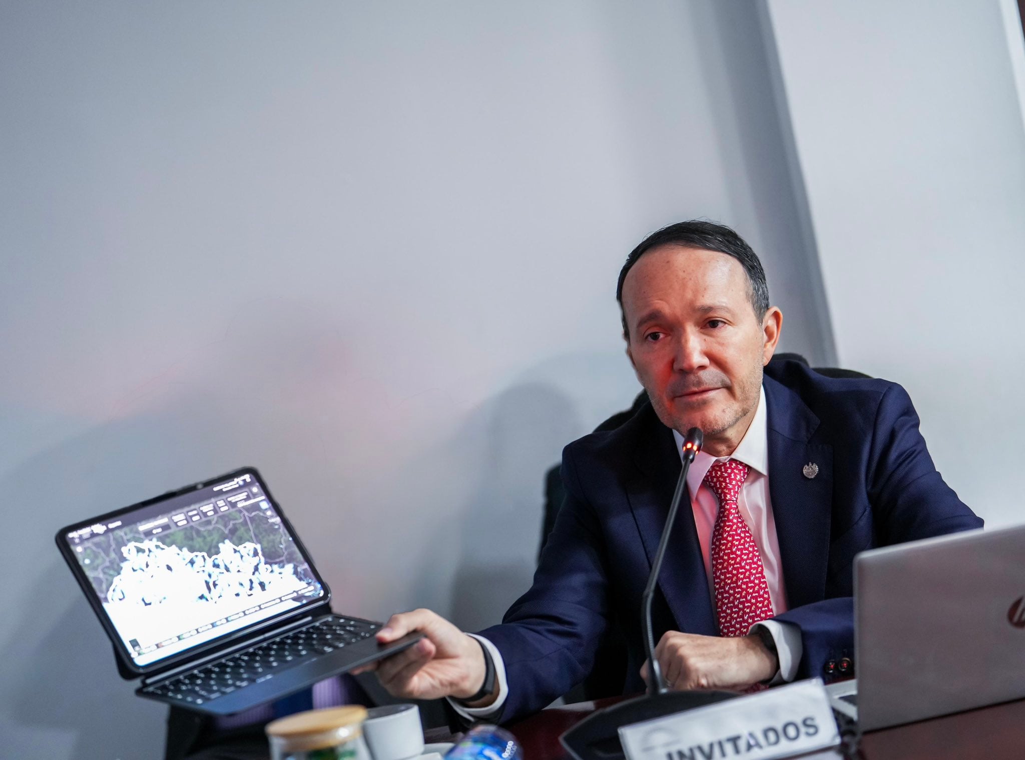 Durante su intervención en la comisión legislativa, el titular de Justicia y Seguridad Pública exhibe los sistemas tecnológicos y dispositivos móviles empleados para monitorear el territorio nacional (Cortesía: @SeguridadSV).