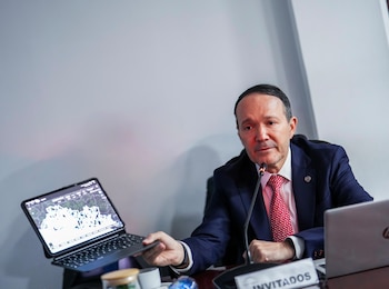 Durante su intervención en la comisión legislativa, el titular de Justicia y Seguridad Pública exhibe los sistemas tecnológicos y dispositivos móviles empleados para monitorear el territorio nacional (Cortesía: @SeguridadSV).
