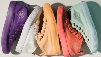 Cinco zapatillas John Foos de caña alta, de lona y suela de goma, en colores morado, blanco roto, naranja claro, coral y verde menta