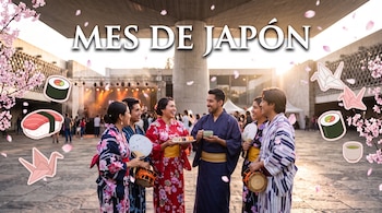 Cinco personas con vestimenta japonesa en una plaza ante el texto «MES DE JAPÓN», junto a ilustraciones de sushi, origami y ramas de cerezo.