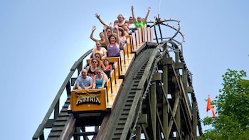 Knoebels ofrece 58 atracciones, desde montañas rusas clásicas hasta instalaciones para nadar, zonas de acampada y un campo de golf de 18 hoyos