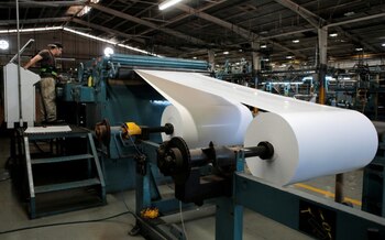 FOTO DE ARCHIVO: Un trabajador