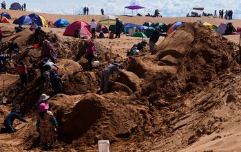 Artistas trabajan en una escultura