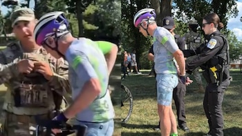 Composición de dos imágenes: un ciclista con casco interactúa con un militar, y el ciclista es esposado por una mujer policía. Se ve una bicicleta