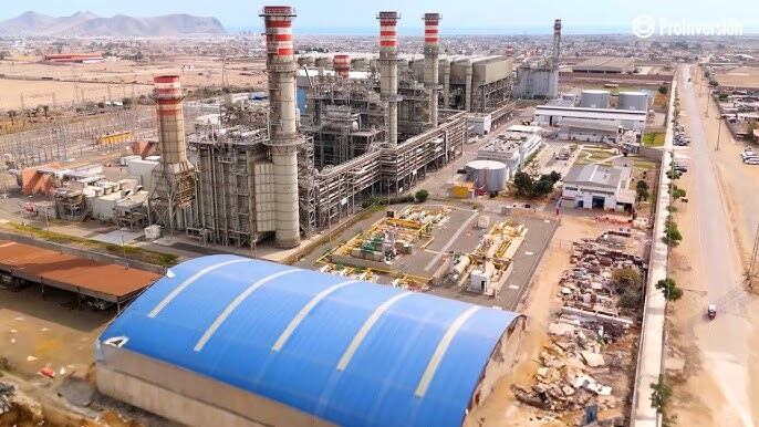 Termochilca, planta termoeléctrica al sur de Lima. Produce electricidad con el gas natural de Camisea, que llega desde el Cusco.
