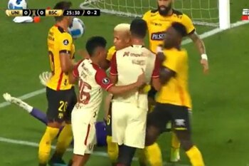 Universitario vs Barcelona SC: se armó violenta trifulca tras gol anulado de los cremas (Foto: Captura ESPN)