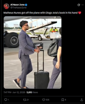 Con un libro en mano sobre la vida de Diogo Jota, la selección de Portugal llegó a Florida-crédito @TheNassrZone/X - Live Mode TV