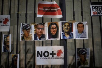 MEX5246. CIUDAD DE MÉXICO (MÉXICO), 14/02/2022.- Vista hoy de los retratos de periodistas mexicanos asesinados en lo que va del año, durante una protesta de sus colegas frente a la sede de la Secretaria de Gobernación para rechazar la violencia, en Ciudad de México (México). Dolor e indignación recorrieron este lunes México al grito de "no se mata a la verdad matando a periodistas", una trágica consigna que refleja la incesante ola de violencia que padece el gremio, que suma seis muertos en lo que va de año. EFE/Isaac Esquivel