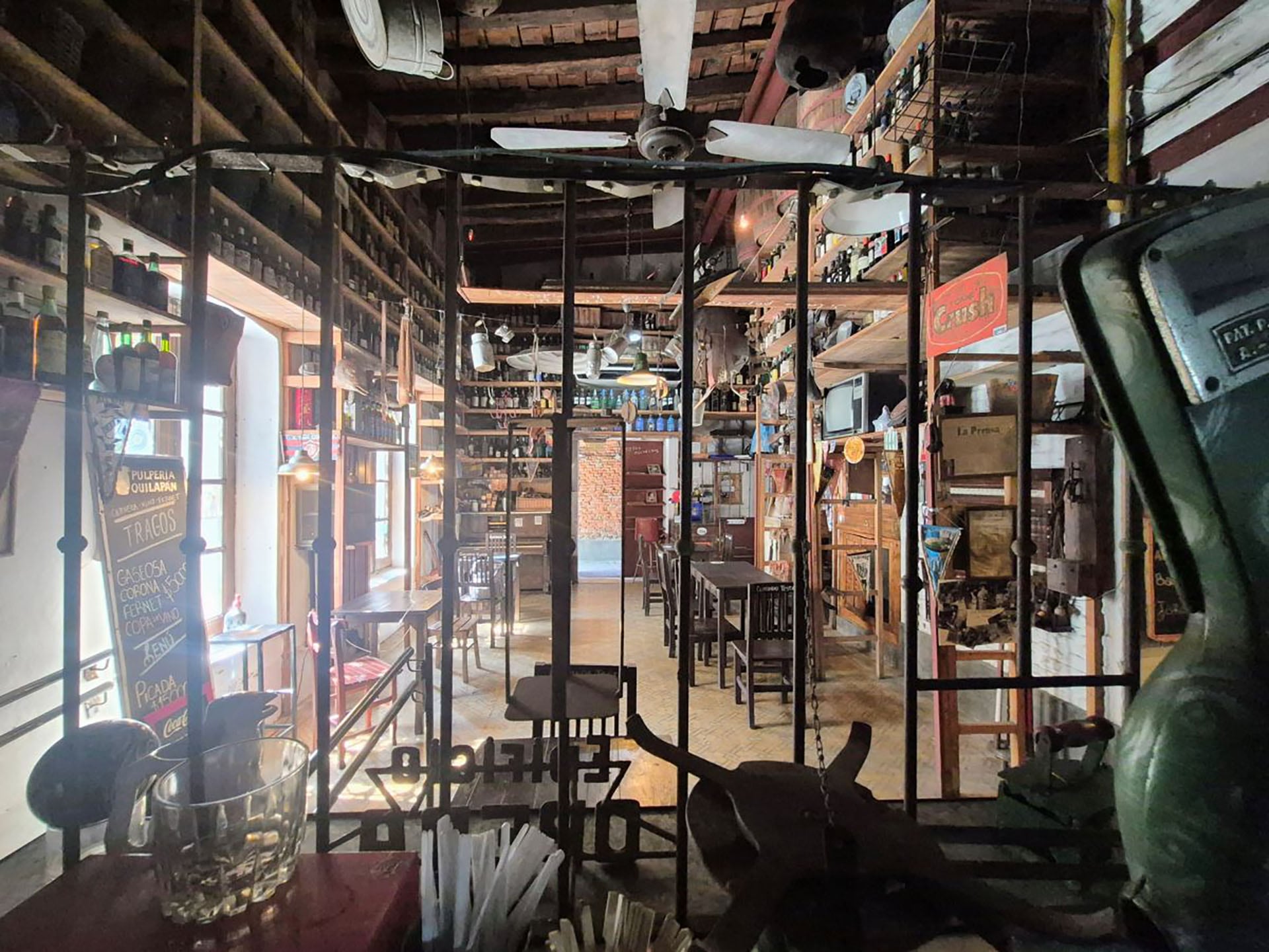 Objetos históricos, mobiliario de época y obras de arte conviven en el espacio